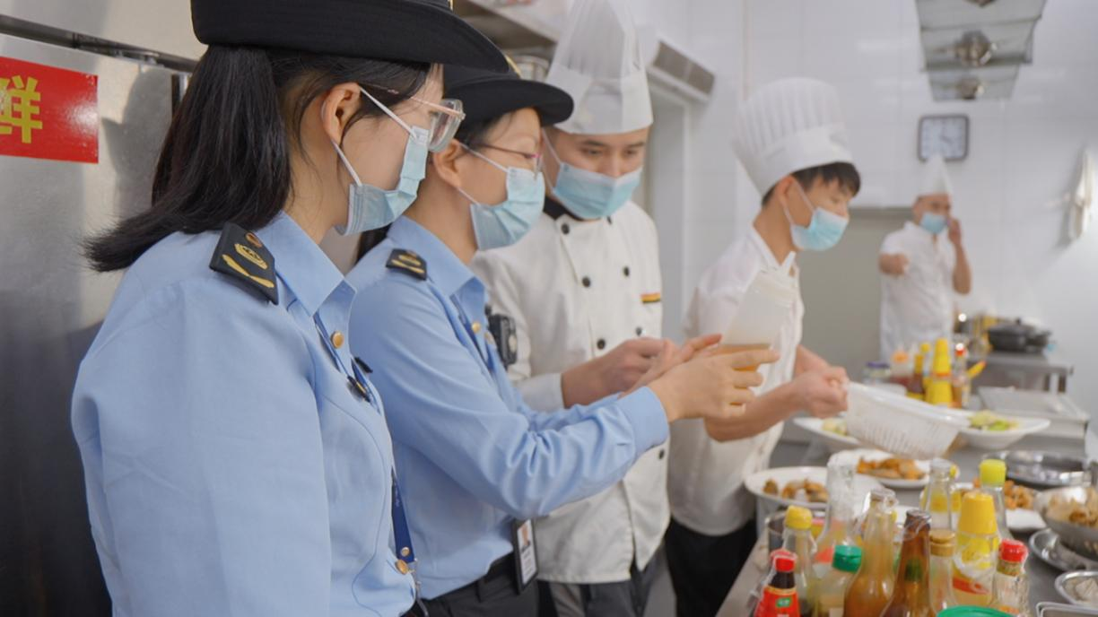 全國首批五星市場監(jiān)管所花落銀灘 以精細化餐飲管理服務(wù)守護旅游消費“金字招牌”